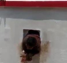 Photo of खिड़की से मंदिर में घुसा चोर भगवान ने नही आने दिया बाहर-देखिए वायरल वीडियो !